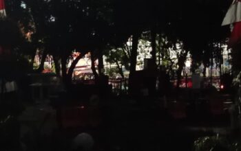 “Konfrontasi Berdarah: Massa Masih Kepung Polda Metro, Lempar Batu dan Petasan”