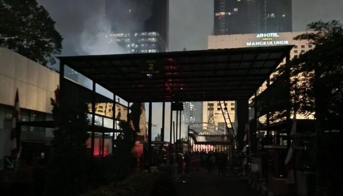 Polisi Dorong Mundur Massa di Polda Metro, Beberapa Diamankan