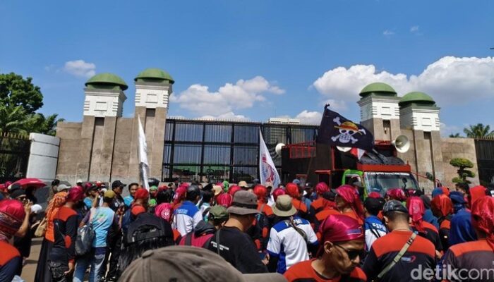 Rakyat Terhimpit, Wakil Rakyat Arogan: Peneliti CSIS Ungkap Pemicu Demo