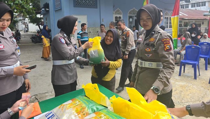 2 Ton Beras dari Ditlantas Polda Riau, Gerakan Pangan Murah Beri Harapan Baru.