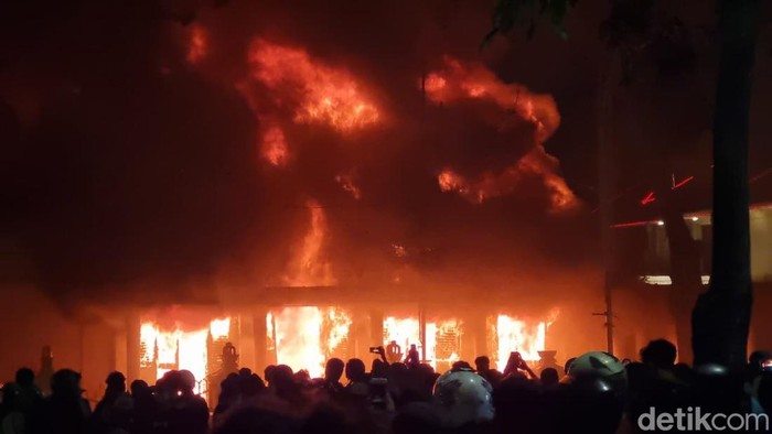 Gerebek Api di Grahadi: Gedung Negara Surabaya Jadi Korban Kericuhan!