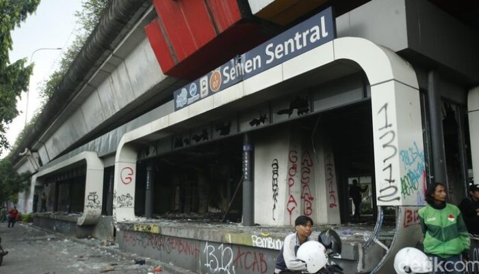 Dugaan Warga Senen: Massa Demo Diduga Api di HalteTransJakarta