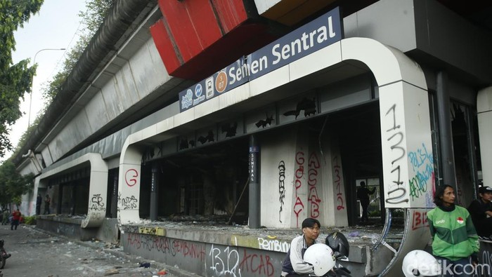 Dugaan Warga Senen: Massa Demo Diduga Api di HalteTransJakarta