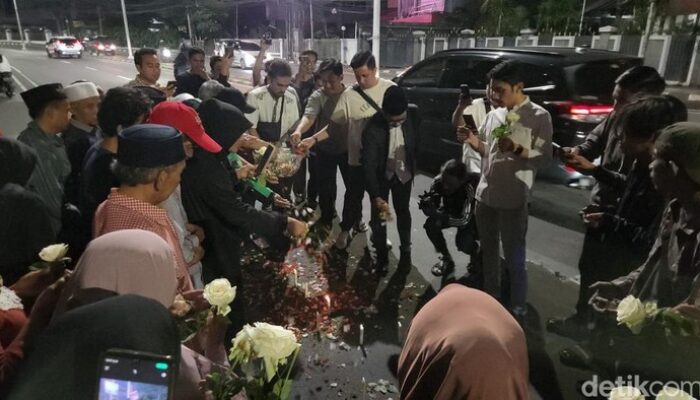 Warga Tabur Bunga-Doa Bersama di Lokasi Affan Kurniawan Tewas Dilindas: Solidaritas dalam Duka