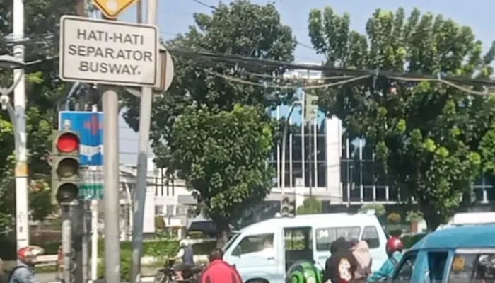 “Kebuntuan Berakhir, Lampu Lalin Jatinegara Kembali Bercahaya Usai Krisis Massa”