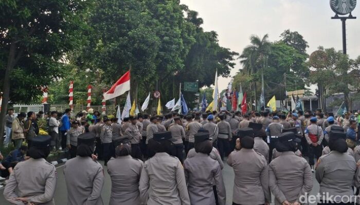 Mahasiswa “Bunuh” Ritel Modern, Kini Gelar Aksi di Depan Istana Bogor! 🛠️