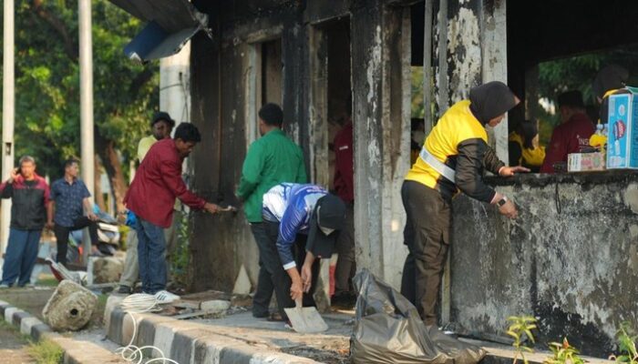 Polwan Ditlantas PMJ Bersama Mahasiswa Bersih-bersih Pospol Rusak, Peringati HUT Polwan ke-77
