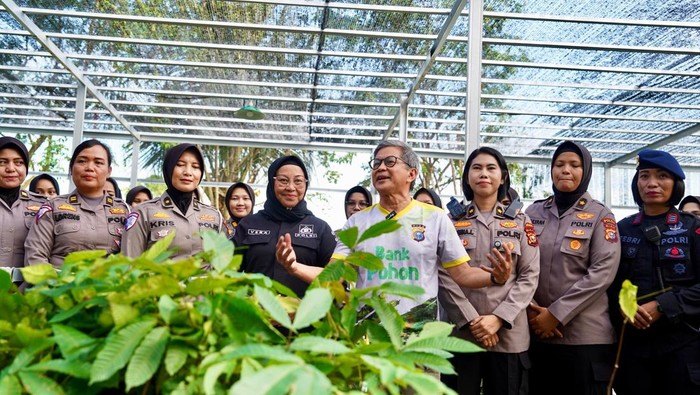 Polwan Polda Riau dan Damai Negeri: Puji dari Rocky Gerung