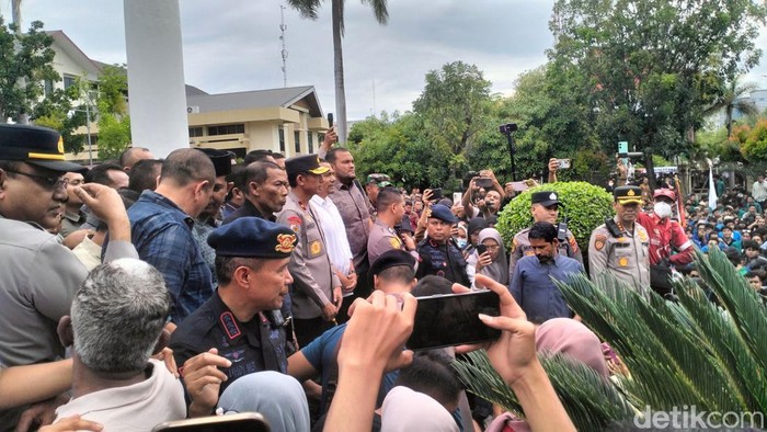 Ketua DPR Aceh Tantang Massa Demo: