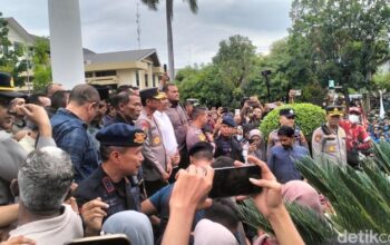 Ketua DPR Aceh Tantang Massa Demo: “Tambahkan Tuntutan Pisah dari Pusat”!