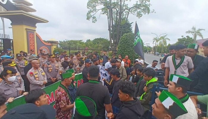 Ditemui Wakapolda, Demo Massa HMI di Polda Riau Berlangsung Damai – Alternatif 1
