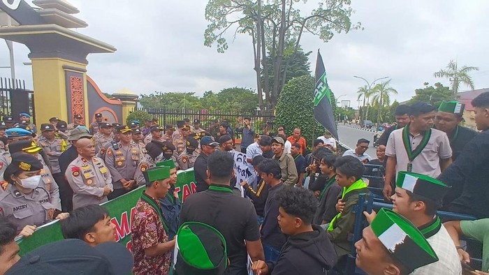 Ditemui Wakapolda, Demo Massa HMI di Polda Riau Berlangsung Damai - Alternatif 1