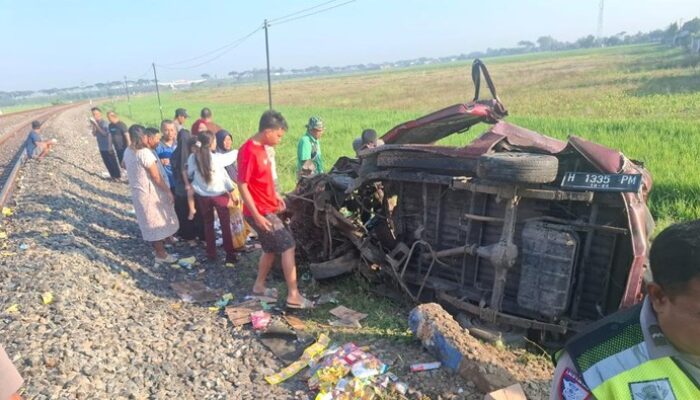 **Mobil Dijarah, Tertabrak KA di Kendal: Fakta Viral yang Mengejutkan!**