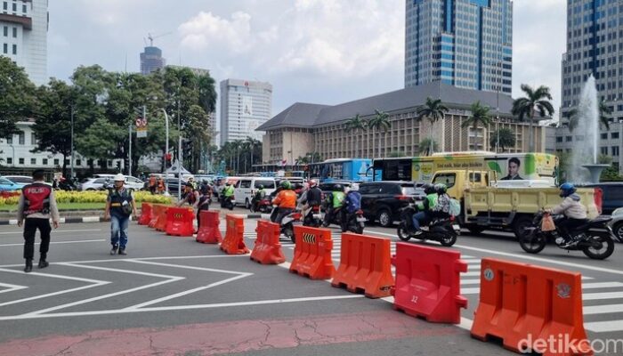 “Konfrontasi di Jantung Ibukota: Demo Buruh di Patung Kuda Jakpus, Medan Merdeka Selatan Terblokade”