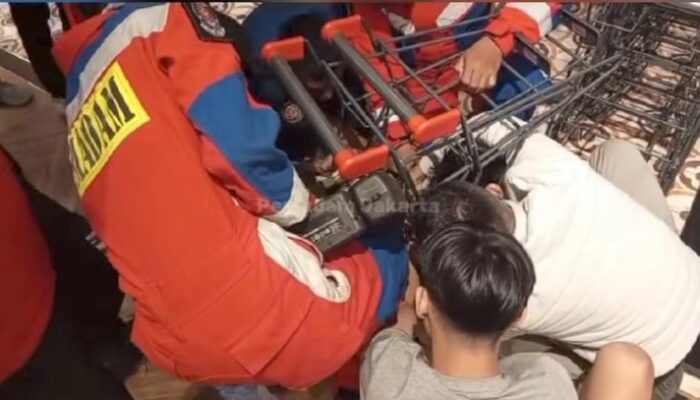 Darurat! Balita Terjebak dalam Troli Belanja, Damkar Segera Turun Tangan di Supermarket Jakbar