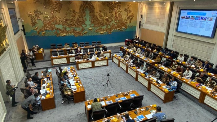 Rapat Menteri Ekraf dengan DPR: Ketua Komisi VII Ingatkan Pelayanan yang Lebih Baik untuk Rakyat