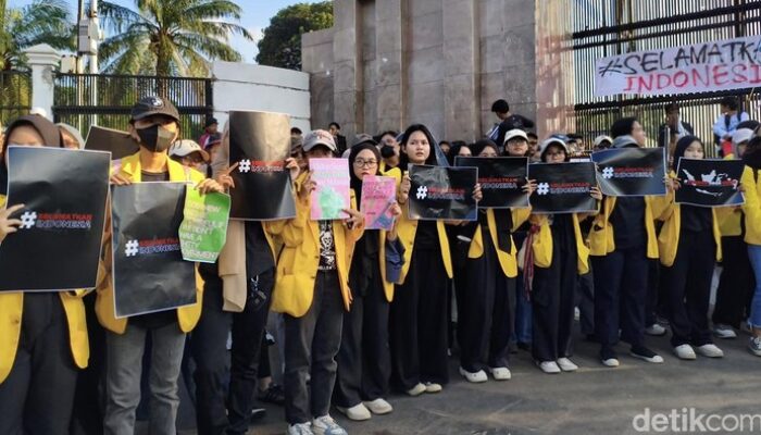 BEM SI Protes di DPR, Aksi Damai dengan Poster ‘Selamatkan Indonesia’