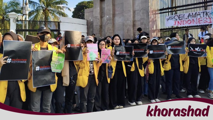 BEM SI Protes di DPR, Aksi Damai dengan Poster 'Selamatkan Indonesia'
