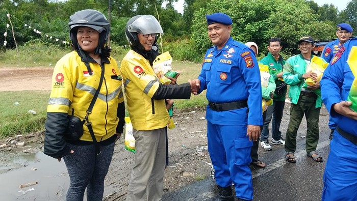 **Polres Dumai Berikan Sembako kepada Ojol, Wujudkan Polri yang Peduli**