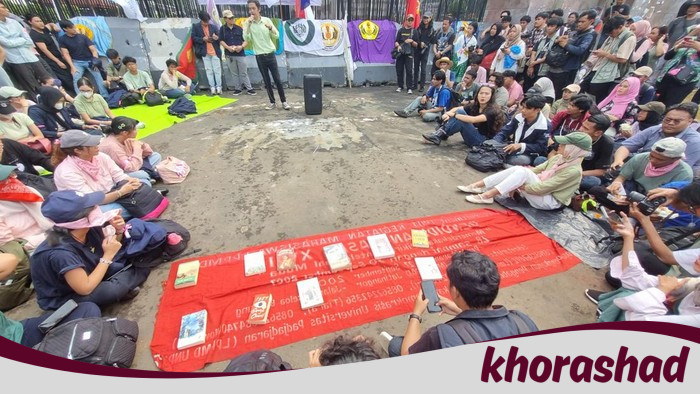 **Mahasiswa Gelar Demo Tema Piknik di DPR, Dukung Tuntutan 17+8 dengan Aksi Santai**