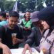 Humanis! Polwan Bagikan Roti-Air Mineral untuk Massa Demo di Depan DPR – Update 2
