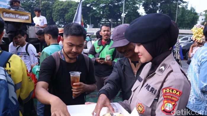 Humanis! Polwan Bagikan Roti-Air Mineral untuk Massa Demo di Depan DPR - Update 2