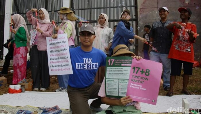 **”17+8 Tuntutan Rakyat: Daftar PR DPR yang Sudah dan Akan Dituntaskan!”**