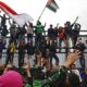 “Melipat Jarak Politik: Suara Rakyat yang Menuntut Perubahan”
