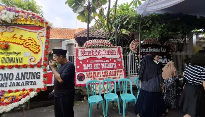 Karangan Bunga dari Megawati-Pramono Berjejer di Rumah Duka Arif Budimanta – Update 1