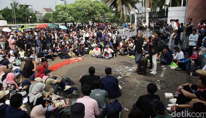 Demo dan Piknik 17+8 di DPR: Kekerasan atau Kreativitas?
