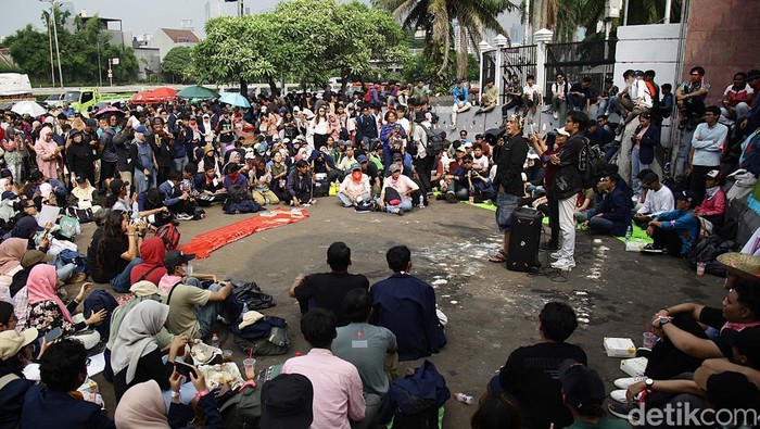 Demo dan Piknik 17+8 di DPR: Kekerasan atau Kreativitas?