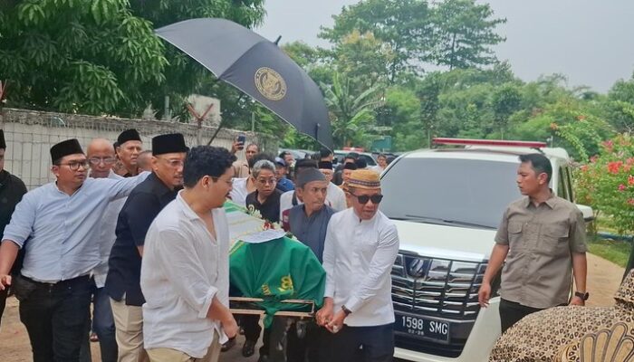 “Bahlil Lahadalia Angkat Keranda Arif Budimanta di TPU Layur Rawamangun: Momentum Emosional ESDM.”