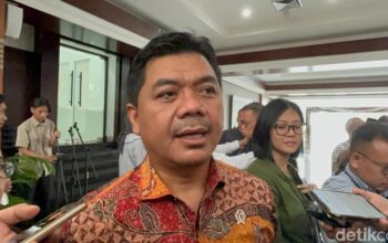 Wamensesneg Juri Ardiantoro Janjikan Tindak Lanjut atas Tuntutan 17+8, Apa yang Terjadi Berikutnya?
