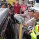 Gugus Polisi Siarkan Kebaikan, Bagikan Makanan ke Pengendara di One Way Puncak