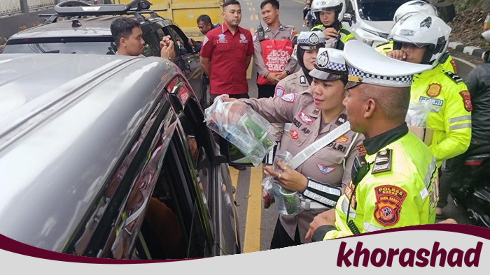 Gugus Polisi Siarkan Kebaikan, Bagikan Makanan ke Pengendara di One Way Puncak