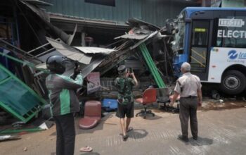 Seruduk Warung di Jaksel: TransJ Tanggung Biaya Korban Luka Imbas Armadanya