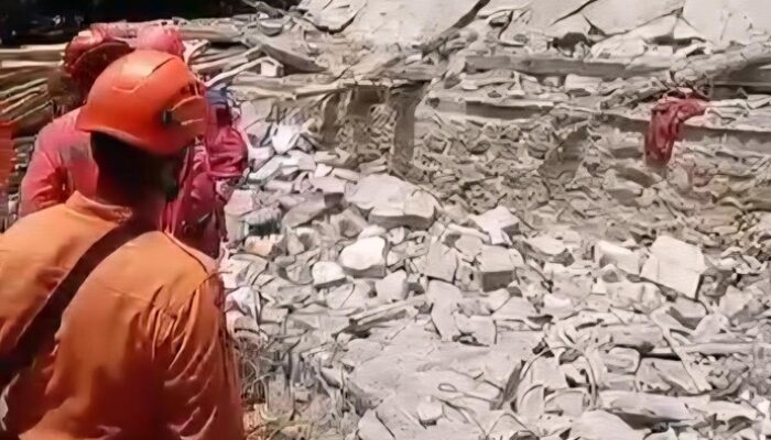 2. **Bencana Menyedihkan: 50 Orang Tertimpa Ambruk Majelis Taklim di Ciomas, 3 Meninggal**