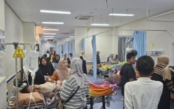 “Kecelakaan Menyedihkan: 14 Warga Dirawat Setelah Majelis Taklim Ambruk!”