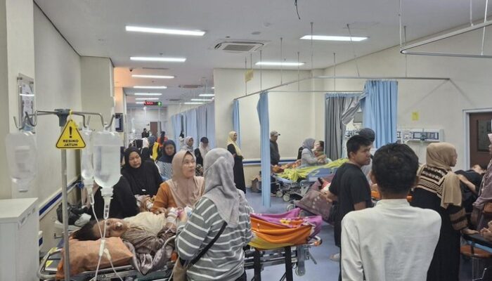 “Kecelakaan Menyedihkan: 14 Warga Dirawat Setelah Majelis Taklim Ambruk!”