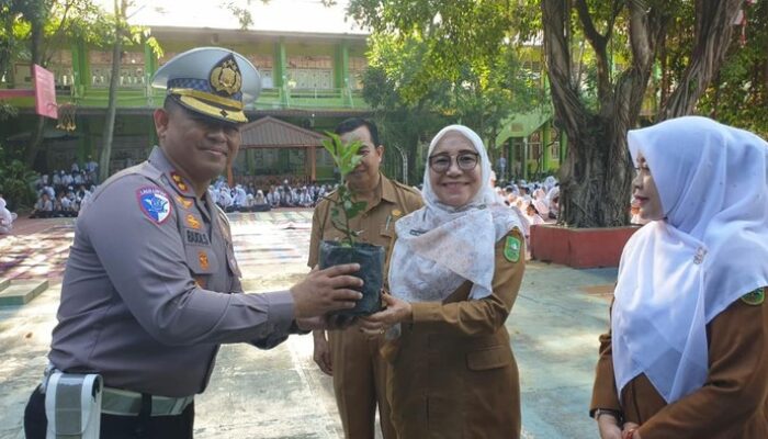 Tanam Pohon, Dapatkan Helm Gratis: Polantas Berikan Pendidikan Lalu Lintas di SMA Riau