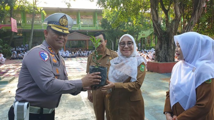 Tanam Pohon, Dapatkan Helm Gratis: Polantas Berikan Pendidikan Lalu Lintas di SMA Riau