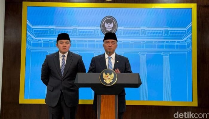 Mensesneg Terungkap: Alasan Prabowo Reshuffle Kabinet, Evaluasi Terus-menerus!