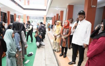 “Siswa SRMP 16 Malang Ajak Mensos Berpuisi: ‘Menari di Atas Matahari’ Menuai Perhatian Luas”