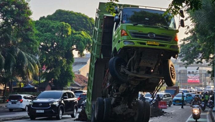 “Truk di Jakpus Gagal Nanjak Sampai ‘Standing’, Ini Sebabnya!”