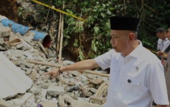 Wamensos Serahkan Santunan Kematian, Masyarakat Bogor Berharap Solusi Gedung Aman
