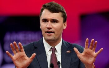“Dari Pidato ke Tembakan: Misteri Penembak Influencer Trump yang Belum Terungkap”