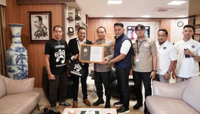 “Kapolda Riau Dianugerahi Penghargaan oleh Pecinta Hewan, Setelah Ungkap Kasus Penjagalan Anjing Mengerikan”