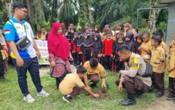 Polisi Dumai Edukasi Anak SD Tentang Lingkungan Sambil Tanam Pohon, Inovasi Peduli Generasi Muda!