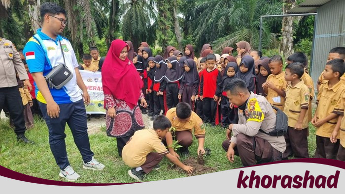 Polisi Dumai Edukasi Anak SD Tentang Lingkungan Sambil Tanam Pohon, Inovasi Peduli Generasi Muda!