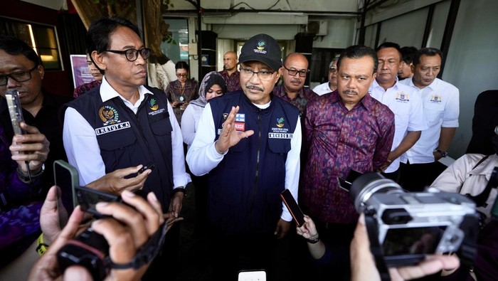 Pemerintah Serahkan Santunan, Menyisir Dampak Banjir di Bali